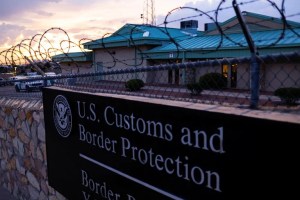 Texas enviará vehículos blindados a la frontera con México para combatir la inmigración ilegal