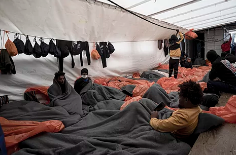 Francia autoriza entrada de barco humanitario y arremete contra Italia