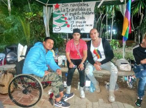 Activistas Lgbt cumplen 72 horas encadenados frente a la Defensoría del Pueblo en Caracas