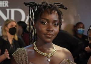 Lupita Nyong’o sacó sus pasos prohibidos al ritmo del merengue en la premier de “Black Panther 2” (VIDEO)