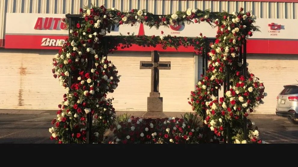 Entre flores blancas y rojas: decoraron el monumento funerario del hijo de “El Chapo” Guzmán