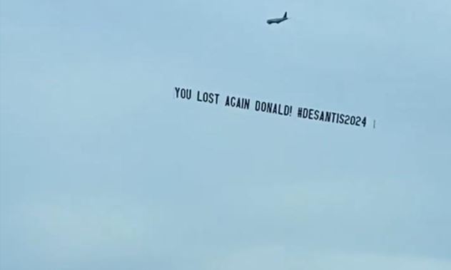 Piloto de avión trolleó a Trump con una pancarta de DeSantis antes que anunciara su candidatura (Video)
