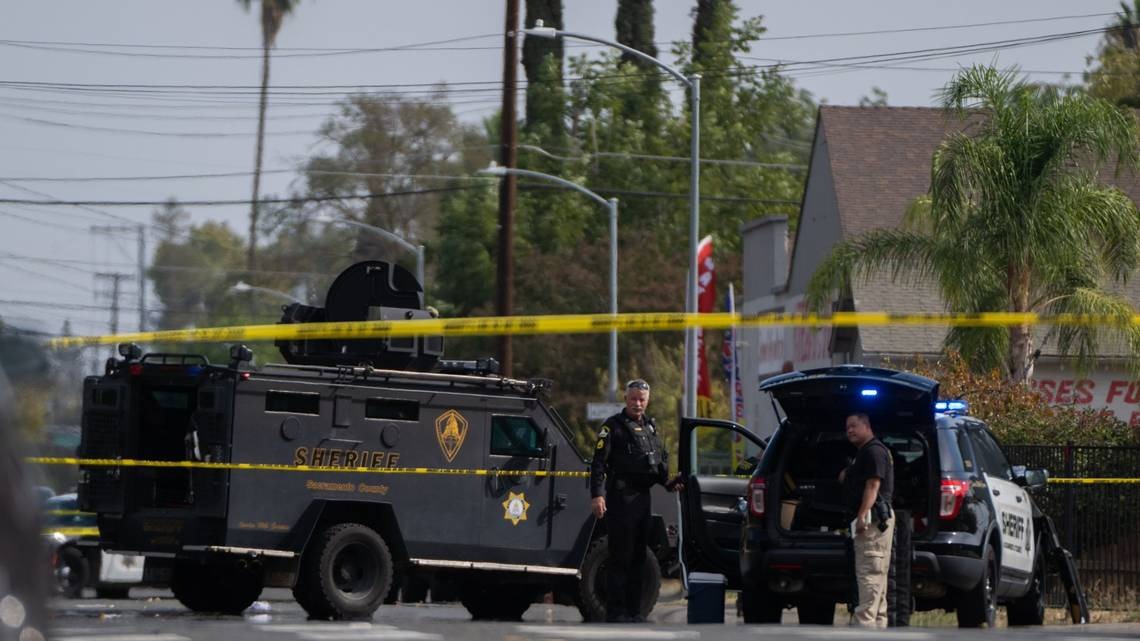 Imágenes sensibles: agentes Swat abatieron a hombre que tenía a su novia como rehén en California