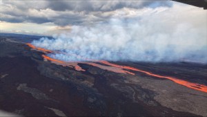 Las primeras imágenes de la erupción del Mauna Loa: el volcán más grande del mundo amenaza a Hawái