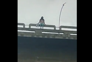 Pretendía saltar desde el puente de Petare en frente de una multitud… pero fue rescatada a tiempo (VIDEO)