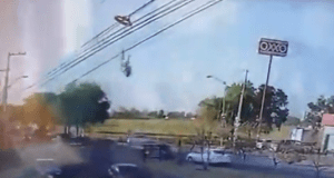 Funcionario de seguridad y otras cuatro personas mueren al caer helicóptero en México (Video)