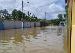 Calles de Higuerote totalmente inundadas por las lluvias de las últimas horas (Imágenes)