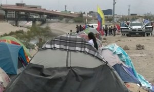 “Se sufre”: Venezolanos que permanecen en la frontera de EEUU son afectados por las bajas temperaturas (VIDEO)