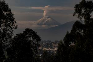 La cumbre glaciar del volcán Cotopaxi en Ecuador amanece cubierta de ceniza