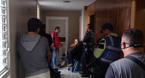 VIDEO: Periodista protesta junto a su andadera para recuperar su apartamento invadido en Altamira
