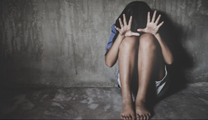 Depravado amenazaba de muerte a una niña de siete años en El Salvador para violarla mientras su madre dormía