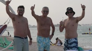 “Valió la pena por la cerveza”: Latino se llevó una sorpresa al pagar una fortuna por un día de playa en Qatar (VIDEO)