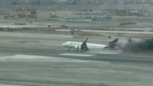 Conmoción en Lima: Avión de Latam chocó con un camión al aterrizar y estalló en llamas (VIDEOS)