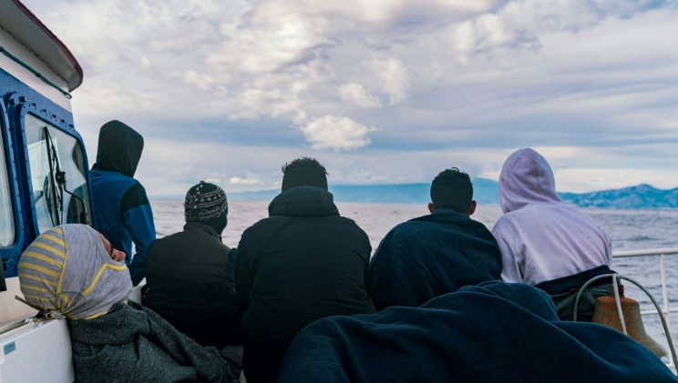 Cientos de migrantes permanecen atrapados en barcos de ONG frente a Italia