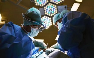 Hace 40 años un equipo médico logró el primer trasplante permanente de corazón artificial
