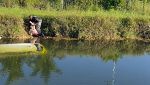 Impactante VIDEO: desde su parapente salvó a una mujer a punto de ser devorada por un caimán