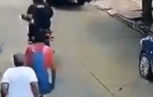 Video indignante: motorizado le arrancó las medicinas a una abuela en plena calle de Santa Marta