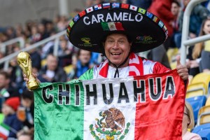De la obsesión por la tv a ser arrestado por Chávez: la historia de Caramelo, un aficionado fiel en los Mundiales