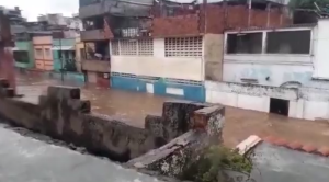 Video: palo de agua en Caracas dejó casas anegadas en El Cementerio este #21Nov