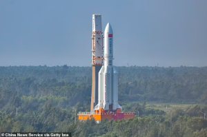 Pieza de 21 toneladas de un cohete chino se precipita sin control contra la Tierra