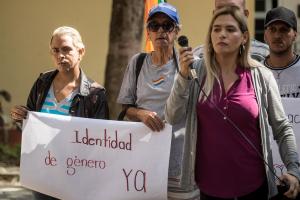 Grupo de venezolanos Lgbti cumplen más de 24 horas encadenados para exigir derechos