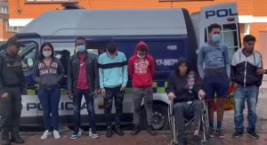 Indignación en Colombia por siete venezolanos aprovechándose de motorizado accidentado (VIDEO)