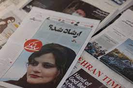 El régimen de Irán cerró un periódico por un artículo sobre la represión contra las protestas
