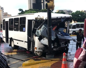 En VIDEO: el instante de la fuerte colisión entre dos autobuses frente a la Plaza Francia de Altamira