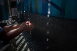 El País: Las escuelas de Venezuela que se surten del agua de lluvia
