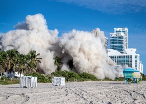 La impactante demolición del histórico hotel Deauville de Miami Beach (VIDEOS)