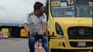 EN VIDEO: así someten a choferes de autobuses en México para que sepan cómo es ser ciclista