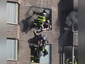 Heroico: Mujer es recatada de un piso 20 durante devastador incendio en Manhattan (VIDEO)