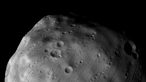El encuentro cercano de una sonda con una misteriosa luna marciana podría revelar sus secretos
