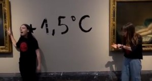 Activistas pegan sus manos a marcos de emblemáticos cuadros de Goya en el Museo del Prado en Madrid (VIDEO)