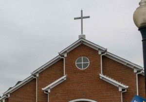 Un cura es detenido haciendo un trío sadomasoquista en una iglesia y el altar acaba ardiendo