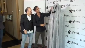 VIDEO: Julio Iglesias Jr. literalmente presentó a su nueva novia como si fuera un trofeo