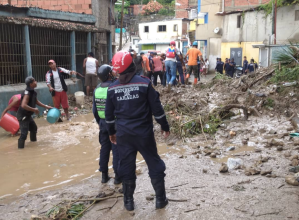 Ordenaron desalojo de múltiples familias tras deslizamientos en barrio El Limón (fotos)