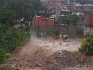VIDEO: Más de 20 casas colapsaron por lluvias en carretera vieja Caracas – La Guaira