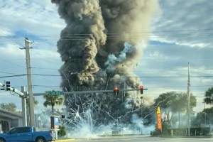 Impresionante colisión en Florida: Auto chocó contra tienda de fuegos artificiales y todo estalló en llamas