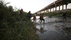 Cientos de migrantes se aventuran a cruzar a EEUU pese a que aún no ha finalizado el Título 42