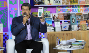 Las prioridades de Maduro, quien vende a dos lochas un “diccionario” de la lengua Yoruba