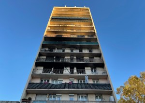 Un muerto, varios heridos y 200 evacuados en un incendio de viviendas en Francia (Fotos)