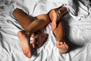 Pareja fogosa en EEUU: Su esposo sufre sexsomnia y hacen el “delicioso” mientras él sigue dormido
