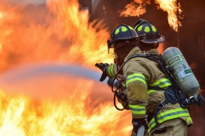 Pequeño héroe en EEUU: Niño corrió dentro de su casa en llamas para salvar a su hermana menor