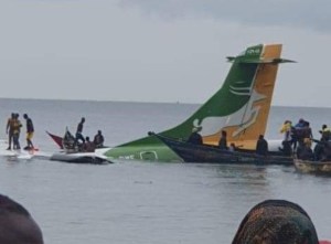 Avión con pasajeros a bordo se estrelló en el Lago Victoria en Tanzania (IMÁGENES)