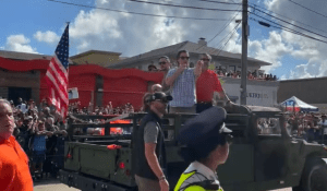 VIDEO: los reflejos felinos del senador Ted Cruz ante el lanzamiento de una lata de cerveza
