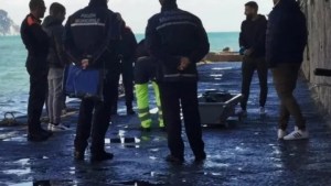 Insólita tragedia: Quería tomar una selfie frente al mar pero la aplastó una ola