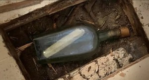 Descubre bajo el piso una nota en una botella de whisky de hace 135 años
