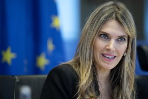 Eurodiputada acusada de aceptar sobornos de Qatar, seguirá detenida y su audiencia se postergó para el #22Dic