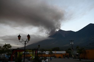 Cerraron el principal aeropuerto de Guatemala tras la erupción del volcán de Fuego
